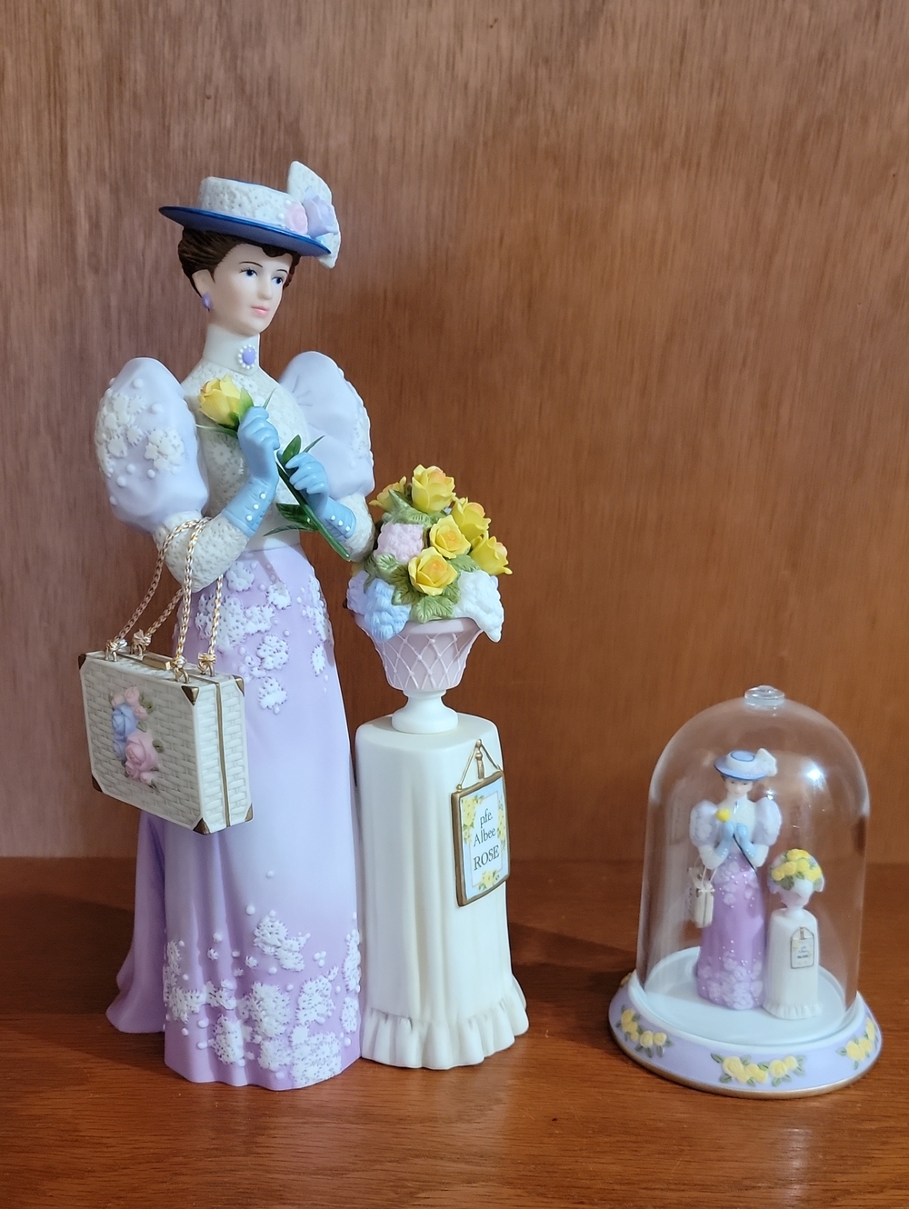 Avon 2001 Mrs. Albee Award W/ Miniature And Dome